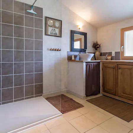 Familial Rénové Avec Jardin, Activités Extérieures Et Recharge électrique à - Fr-1-306-843 *