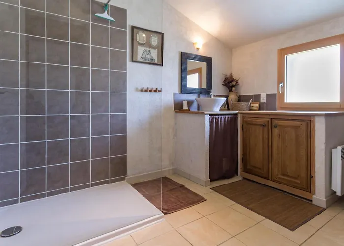 Familial Rénové Avec Jardin, Activités Extérieures Et Recharge électrique à - Fr-1-306-843 *